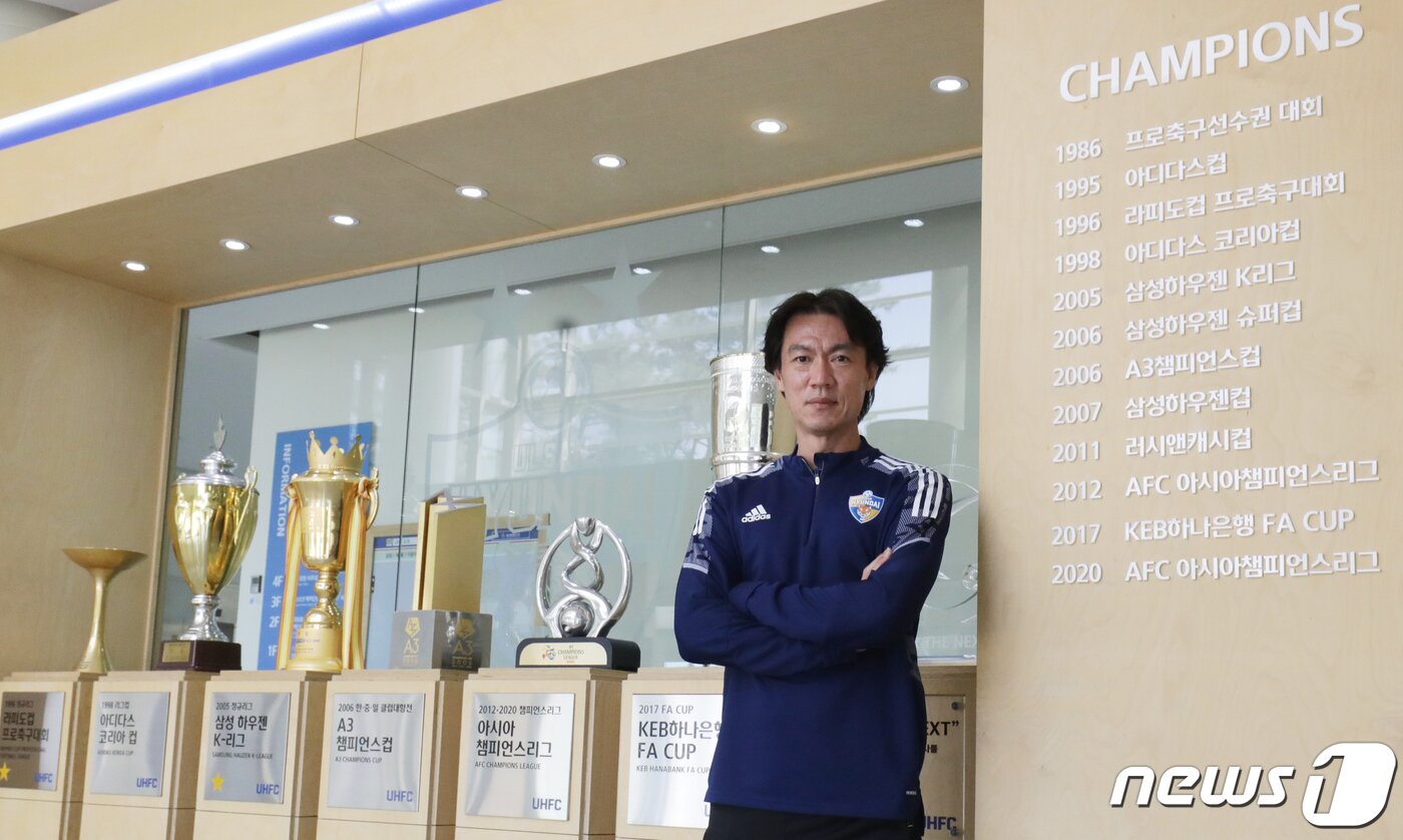 본문 이미지 - 홍명보 울산현대 감독이 16일 오후 울산 동구 현대스포츠클럽하우스에서 뉴스1과의 인터뷰에 앞서 포즈를 취하고 있다. 2022.5.16/뉴스1 ⓒ News1 조민주 기자