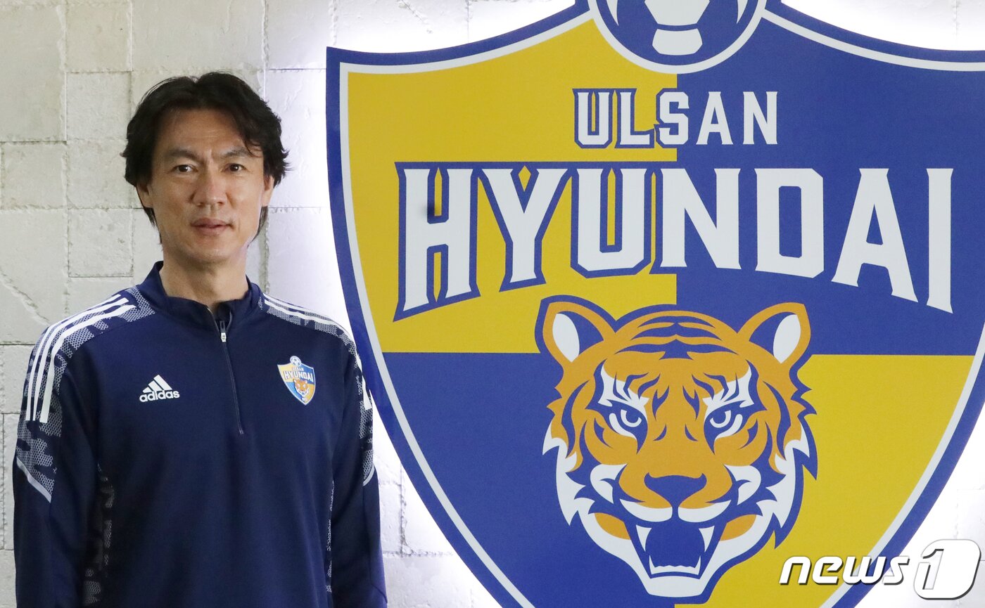 본문 이미지 - 홍명보 울산현대 감독이 16일 오후 울산 동구 현대스포츠클럽하우스에서 뉴스1과의 인터뷰에 앞서 포즈를 취하고 있다. 2022.5.16/뉴스1 ⓒ News1 조민주 기자