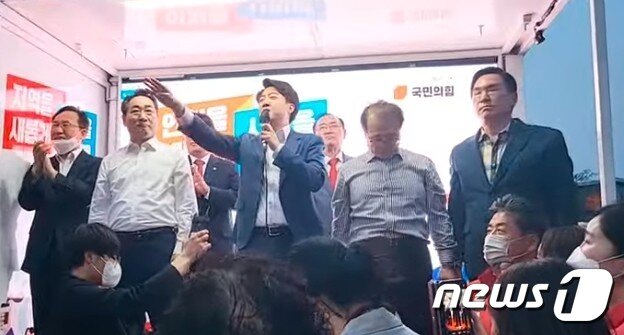 본문 이미지 - 이준석 국민의힘 대표가 인천 계양을 지역을 방문해 같은 당 윤형선 후보 유세활동을 하고 있다. (유튜브 캡처) / 뉴스1