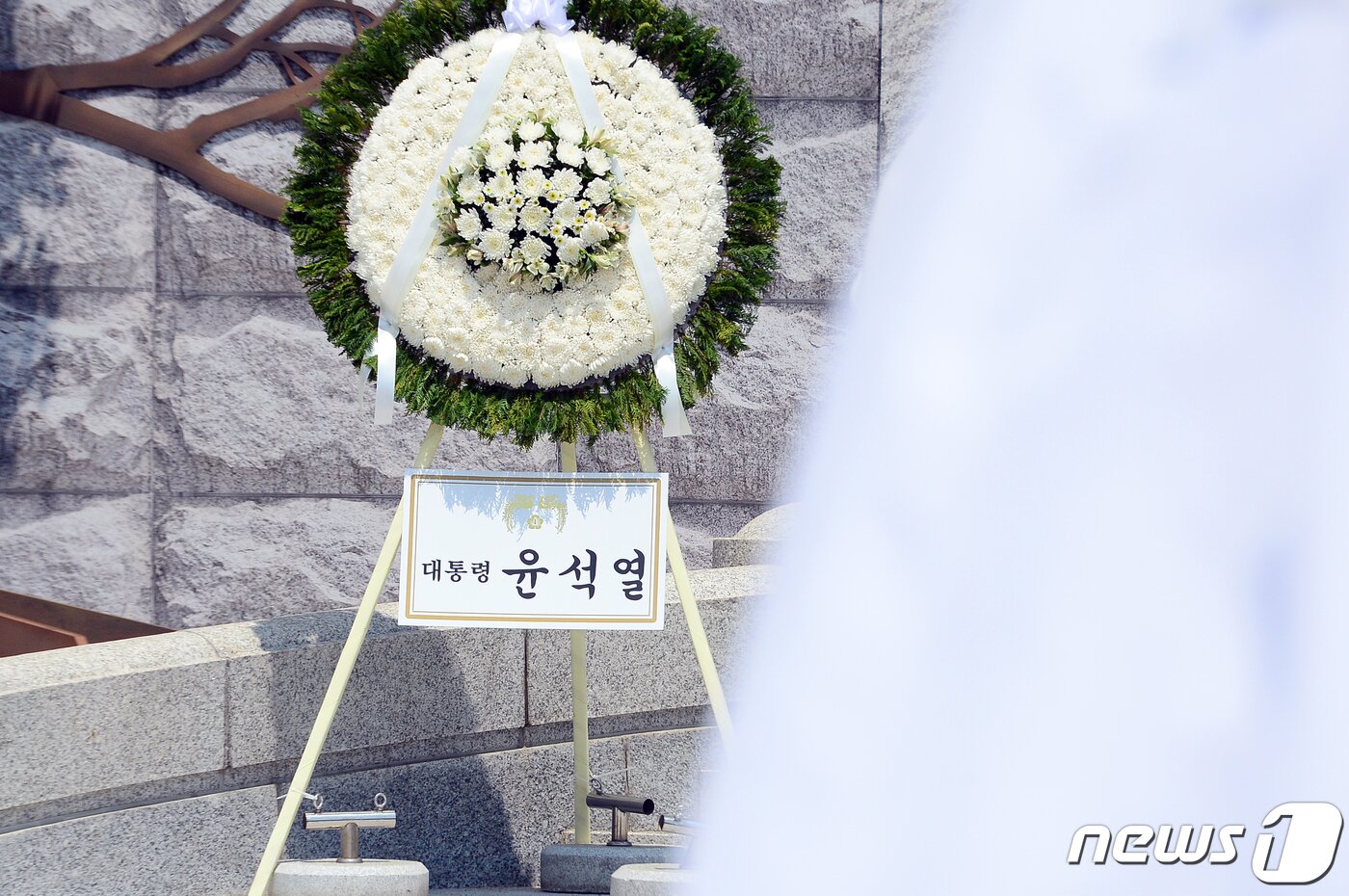 본문 이미지 - 5·18민주화운동 제42주년 추모제가 열린 17일 광주 북구 운정동 국립5·18민주묘지에 윤석열 대통령의 조화가 놓여 있다. 2022.5.17/뉴스1 ⓒ News1 정다움 기자