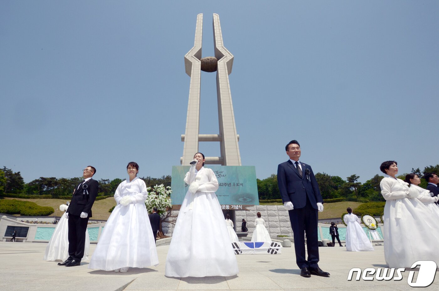 본문 이미지 - 17일 광주 북구 운정동 국립5·18민주묘지에서 '5·18민중항쟁 제42주년 추모제'가 열리고 있다. 2022.5.17/뉴스1 ⓒ News1 정다움 기자