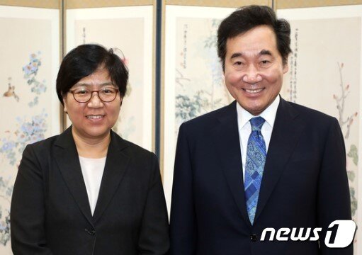 본문 이미지 - 지난 2017년 8월 24일 당시 이낙연 국무총리(오른쪽)가 서울 삼청동 총리공관에서 열린 차관급 공직자 임명장 수여식에서 정은경 질병관리본부장에게 임명장을 수여하고 기념촬영을 하고 있다. ⓒ News1 김명섭 기자