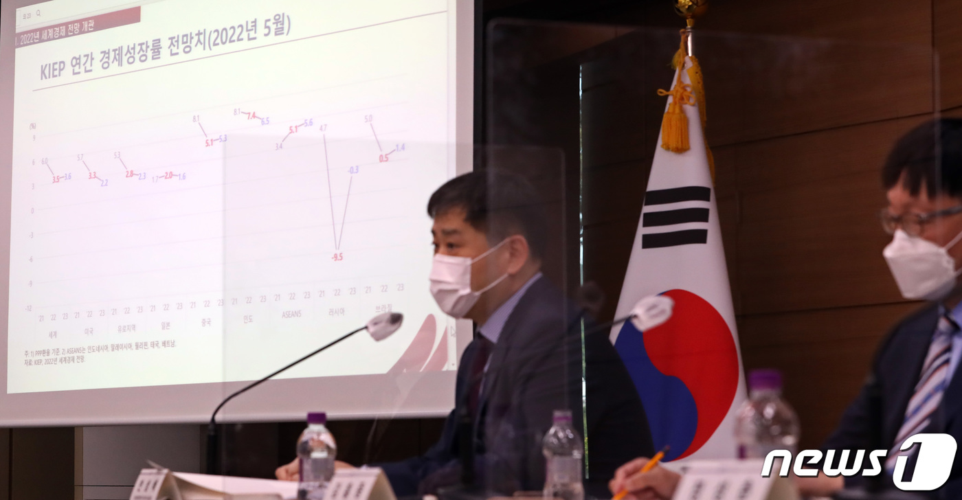 (세종=뉴스1) 김기남 기자 = 안성배 대외경제정책연구원 국제거시금융실장이 17일 오전 정부세종청사에서 2022년 세계경제 전망을 발표하고 있다. 2022.05.17/뉴스1