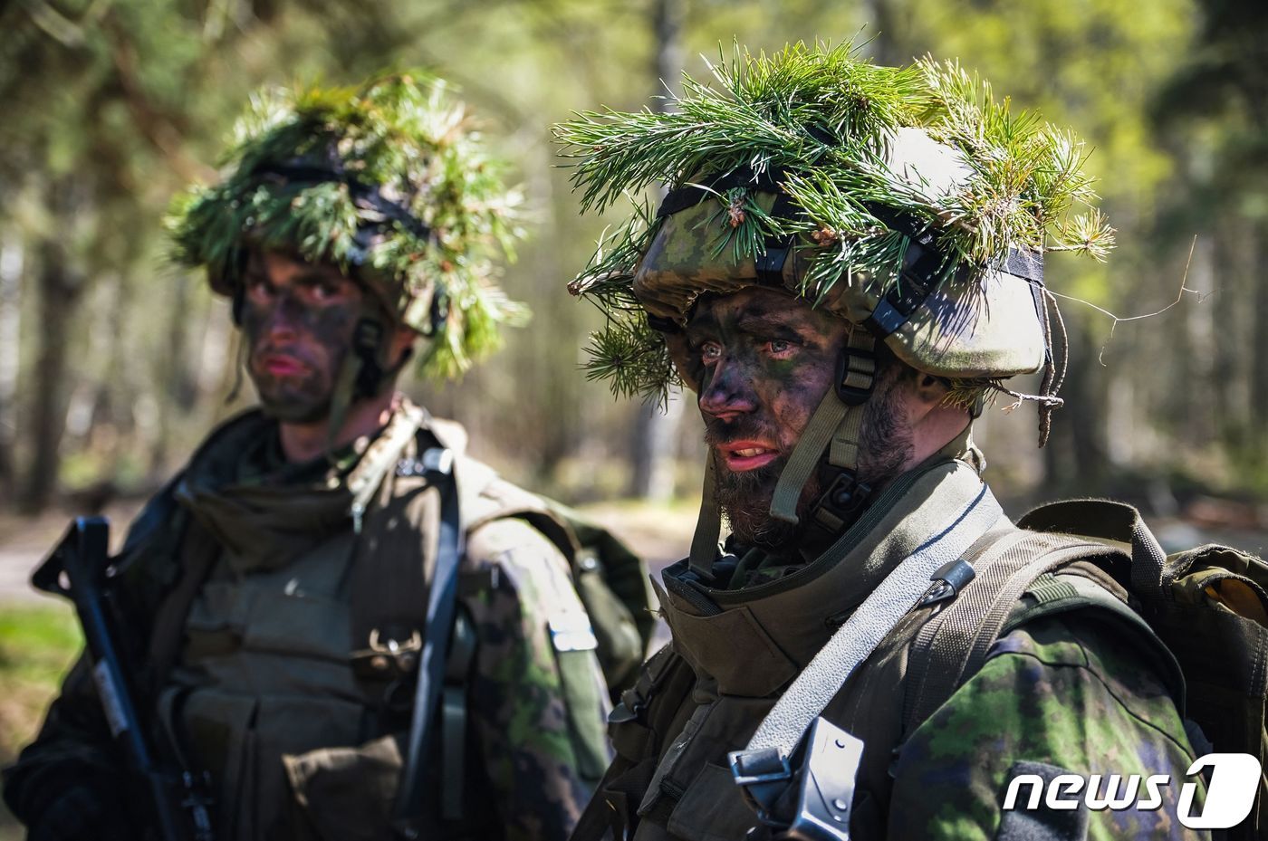 본문 이미지 - 핀란드 국방훈련협회(MPK) 회원들이 지난 14일 헬싱키 산타마리나 군사기지에서 훈련에 참가한 모습. 2022. 5. 14. ⓒ AFP=뉴스1 ⓒ News1 최서윤 기자