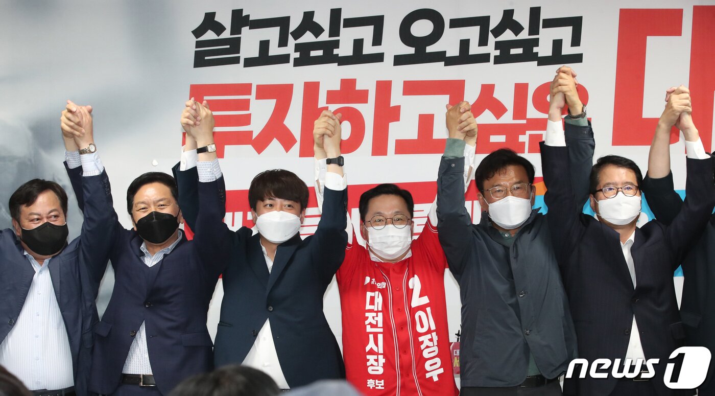 본문 이미지 - 17일 국민의힘 이장우 대전시장 후보 선거사무소에서 대전시당 선거대책회의가 열려 이준석 당 대표(왼쪽 세 번째)와 이 후보 등이 손을 맞잡고 필승을 결의하고 있다. ⓒNews1 김기태 기자