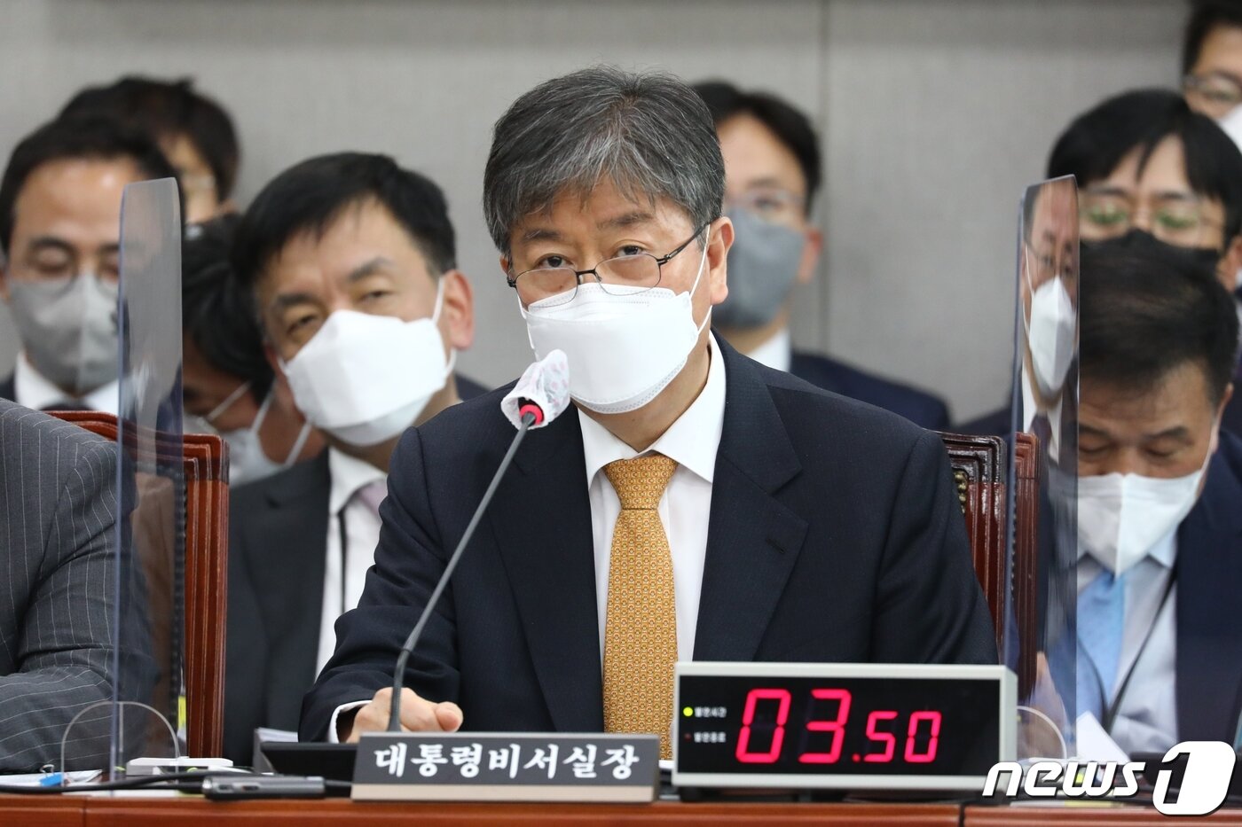 본문 이미지 - 김대기 대통령 비서실장이 17일 오후 서울 여의도 국회에서 열린 운영위원회 전체회의에 출석해 의원들의 질의에 답하고 있다. (공동취재) 2022.5.17/뉴스1 ⓒ News1 이재명 기자