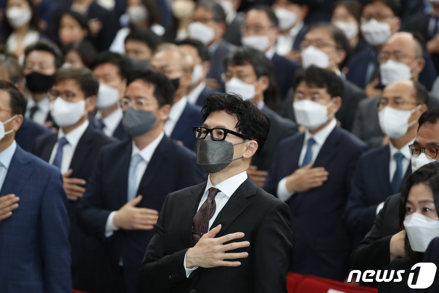 본문 이미지 - 한동훈 법무부 장관이 17일 오후 취임식이 열리는 경기도 과천 법무부 청사에서 국민의례를 하고 있다. 2022.5.17/뉴스1 ⓒ News1 박지혜 기자