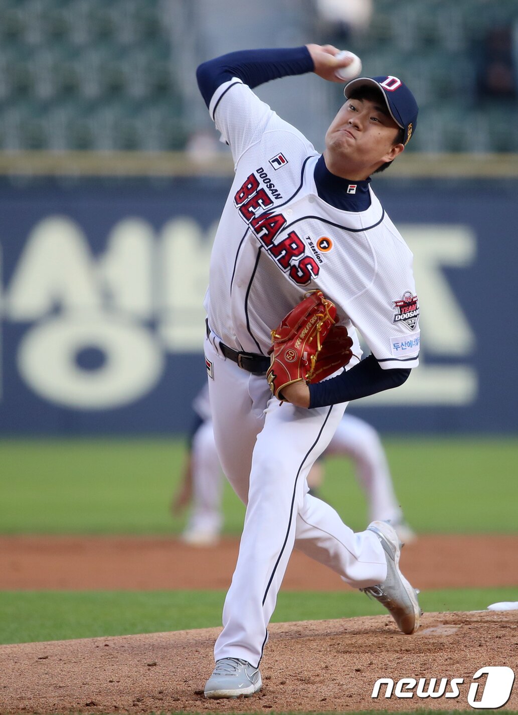본문 이미지 - 17일 오후 서울 송파구 잠실야구장에서 열린 프로야구 '2022 신한은행 SOL KBO리그' SSG랜더스와 두산베어스의 경기, 두산 선발 이영하가 1회초 힘차게 공을 던지고 있다. 2022.5.17/뉴스1 ⓒ News1 김진환 기자