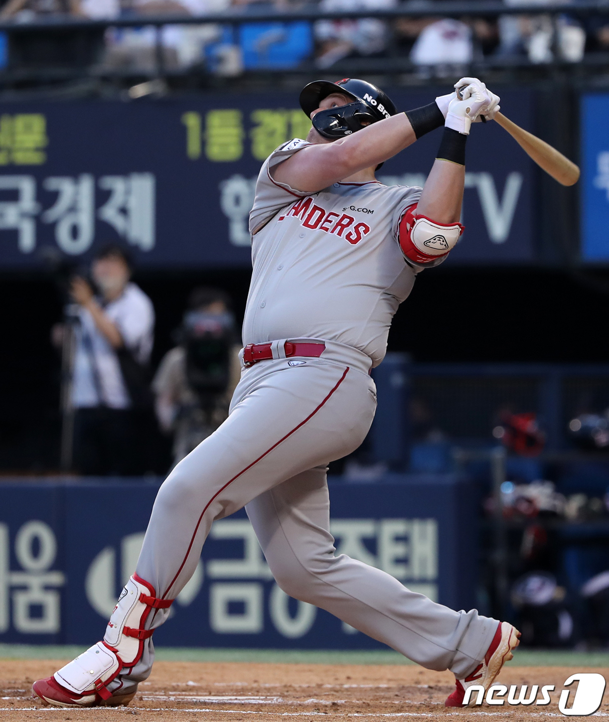 (서울=뉴스1) 김진환 기자 = 17일 오후 서울 송파구 잠실야구장에서 열린 프로야구 '2022 신한은행 SOL KBO리그' SSG랜더스와 두산베어스의 경기, SSG 크론이 2회초 …