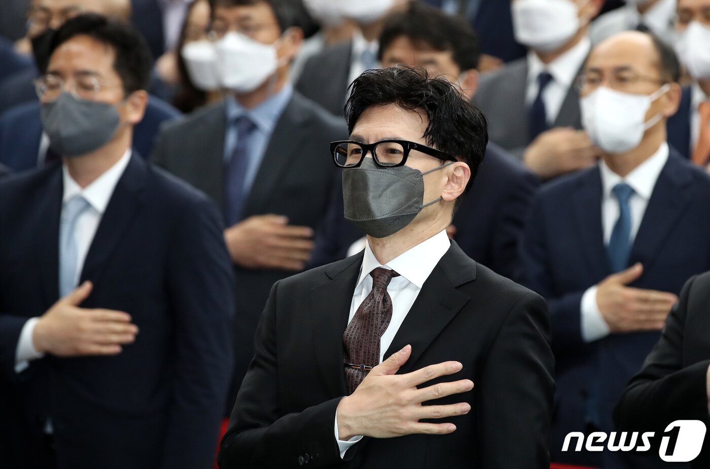 본문 이미지 - 한동훈 법무부 장관이 17일 오후 경기도 과천 법무부 청사에서 열린 취임식에서 국기에 대한 경례를 하고 있다. 2022.5.17/뉴스1 ⓒ News1 박지혜 기자