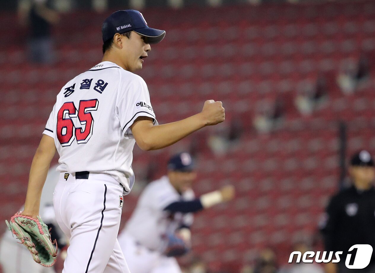 본문 이미지 - 17일 오후 서울 송파구 잠실야구장에서 열린 프로야구 '2022 신한은행 SOL KBO리그' SSG랜더스와 두산베어스의 경기, 두산 정철원이 10회초 2사 1,2루에서 SSG 크론을 삼진 처리 후 환호하고 있다. 2022.5.17/뉴스1 ⓒ News1 김진환 기자