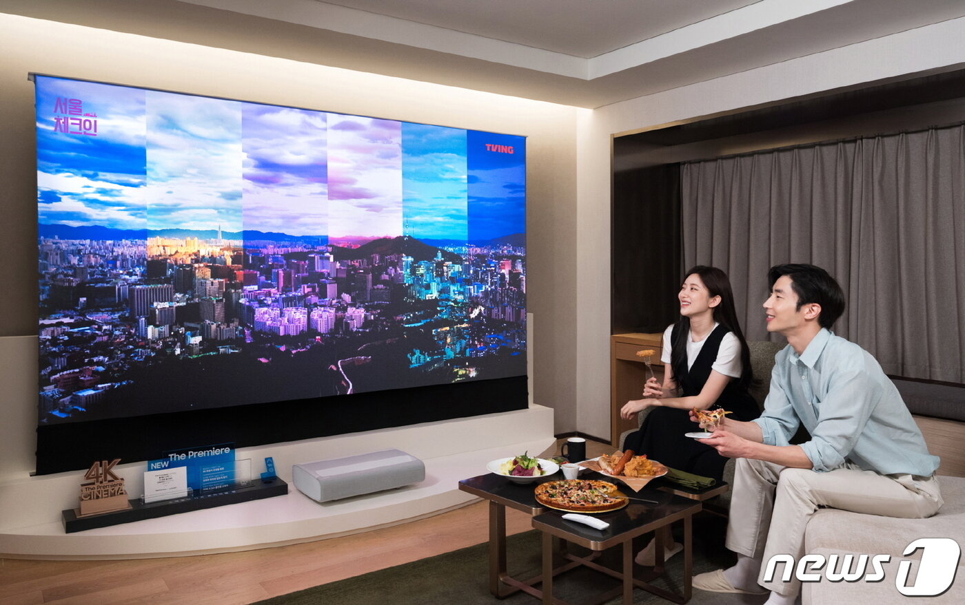 본문 이미지 - 삼성전자가 워커힐 호텔앤리조트와 함께 프리미엄 빔 프로젝터 &#39;더 프리미어&#40;The Premiere&#41;&#39;를 객실에서 체험할 수 있는 &#39;시네마 스위트 with 삼성 더 프리미어&#39; 객실 패키지를 선보인다고 18일 밝혔다.  &#40;삼성전자 제공&#41; 2022.5.18/뉴스1