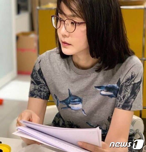 본문 이미지 - 김건희 여사가 팬이 선물한 안경을 쓰고 있고 업무를 보고 있다. &#40;건희 사랑&#41;