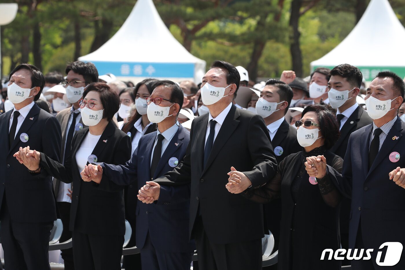 본문 이미지 - 윤석열 대통령이 18일 광주 북구 국립5·18민주묘지에서 열린 제42주년 5·18민주화운동 기념식에서 '임을 위한 행진곡'을 제창하고 있다. (대통령실사진기자단) 2022.5.18/뉴스1 ⓒ News1 안은나 기자
