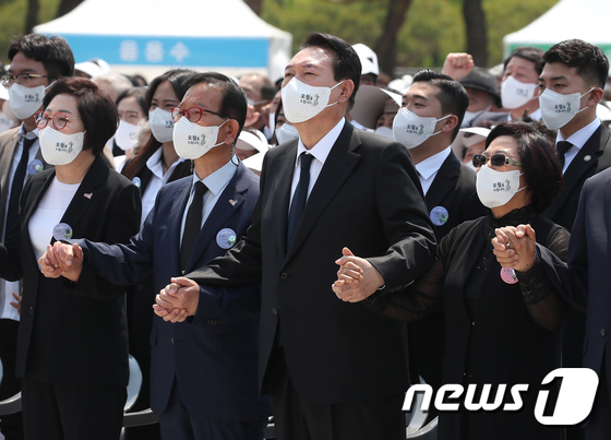 윤석열, 보수진영 대통령 최초 '임을 위한 행진곡' 제창