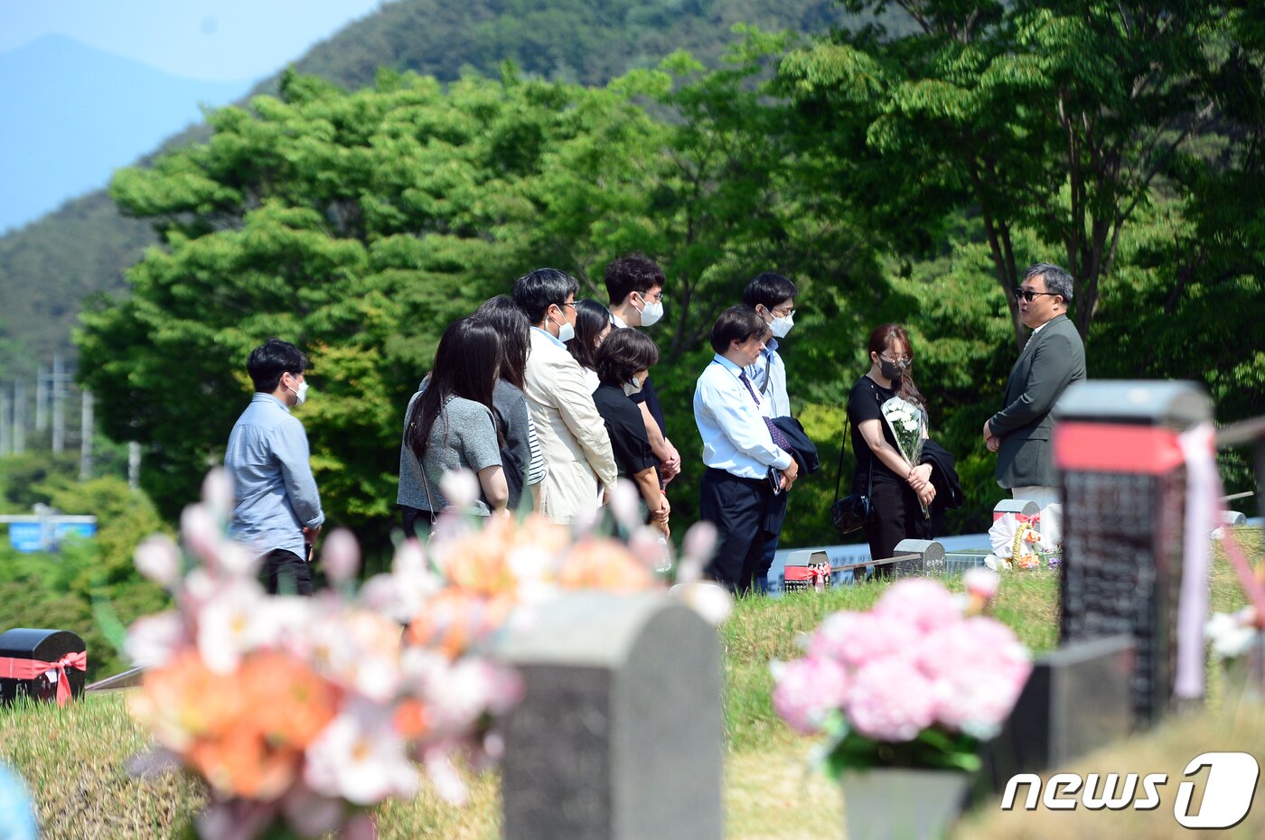 본문 이미지 - 제42주년 5·18민주화운동 기념식이 열린 18일 오전 광주 북구 북구 망월동 민족민주열사묘역(5·18구묘역)에서 민주화운동기념사업회 관계자들이 참배를 하고 있다. 2022.5.18/뉴스1 ⓒ News1 정다움 기자