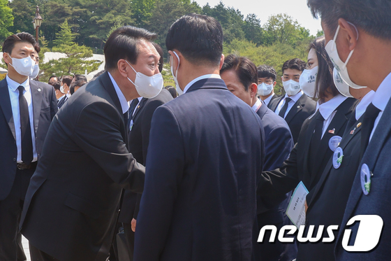 윤석열 대통령, 박지현 공동비대위원장과 악수