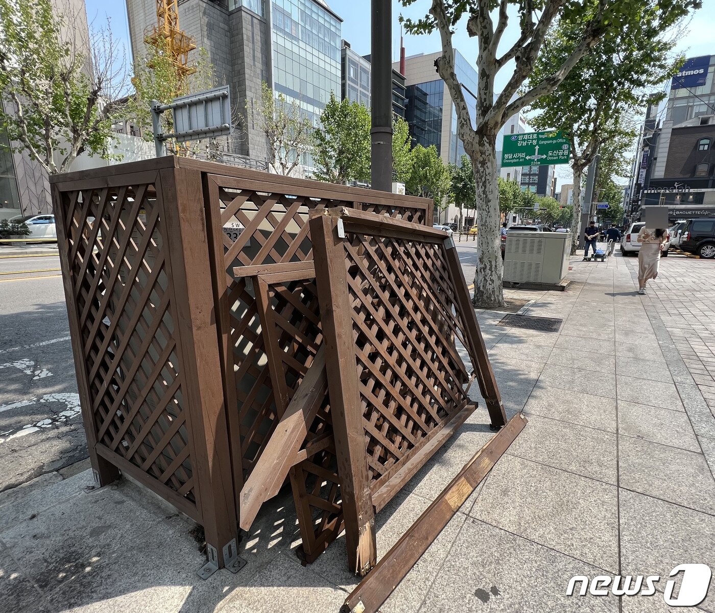 본문 이미지 - 김새론의 음주운전으로 신사동 일대 상인들이 불편을 겪었다고 밝혔다.  김씨가 변압기까지 들이받아 일대가 정전이 된 탓이다. 2022.05.18./뉴스1 ⓒ News1 김정현 기자