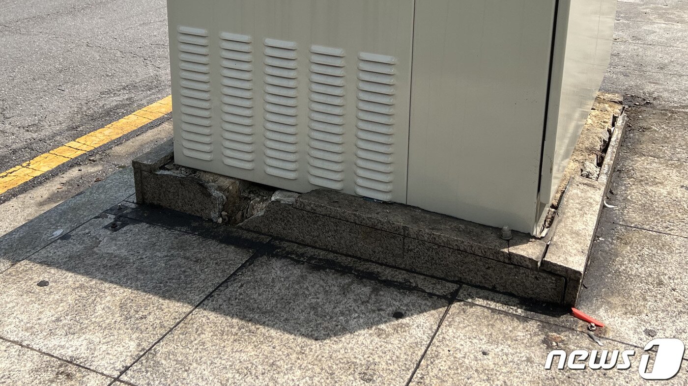 본문 이미지 - 김새론이 들이받은 뒤 한전이 복구한 변압기 2022.05.18./뉴스1 ⓒ News1 김정현 기자