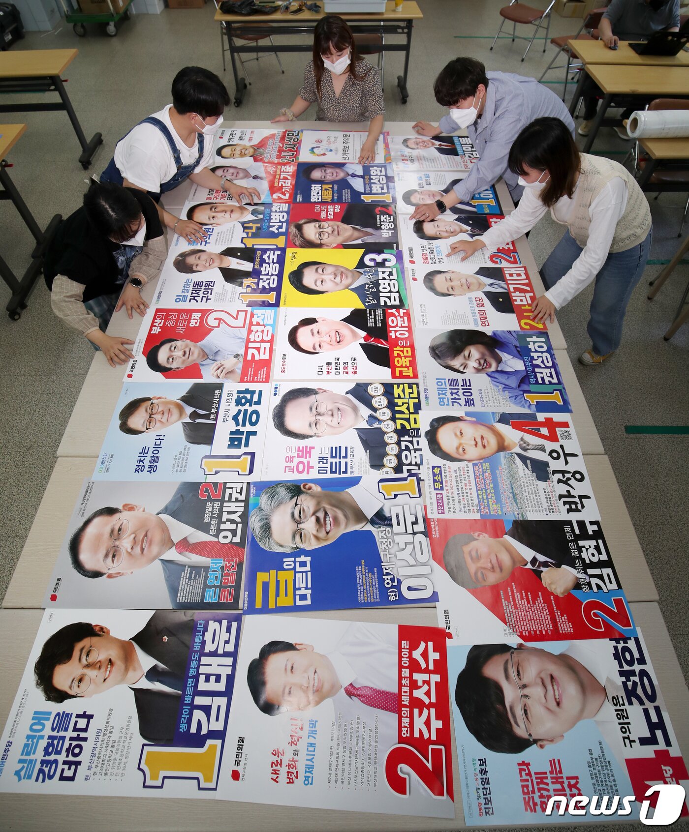 본문 이미지 - 지방선거가 2주 남은 18일 부산시 수영구 연제구 선거관리위원회에서 제8회 전국동시지방선거에 사용되는 부산지역 각 후보들의 선거벽보를 선관위 직원들이 검수하고 있다. 2022.5.18/뉴스1 ⓒ News1 김영훈 기자