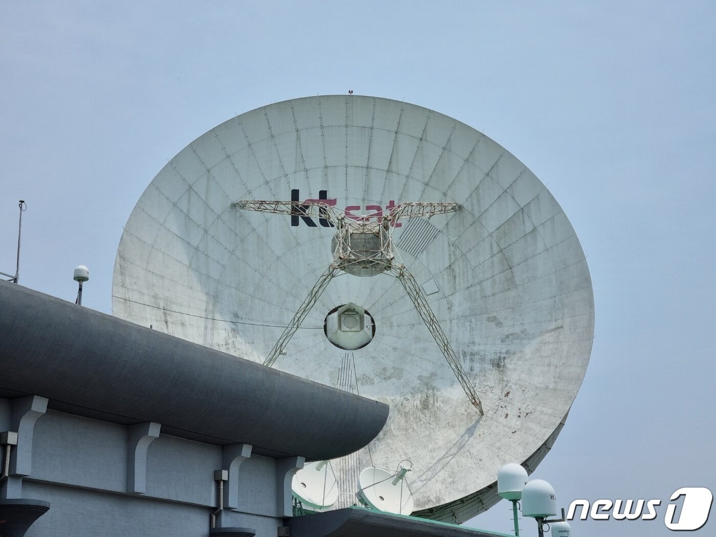 본문 이미지 - 18일 찾은 KT SAT의 금산위성센터에는 직경 27.4미터(m) 크기를 자랑하는 우리나라 최초의 1국 안테나가 가동을 중단한 채 있었다. ⓒ 뉴스1 윤지원 기자
