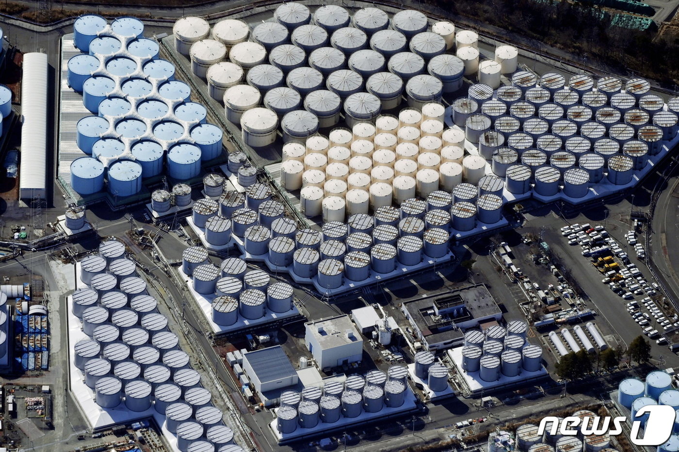 본문 이미지 - 일본 후쿠시마 제1원자력 발전소의 '처리수' 저장 탱크 전경. 2021.02.13/뉴스1 ⓒ 로이터=뉴스1
