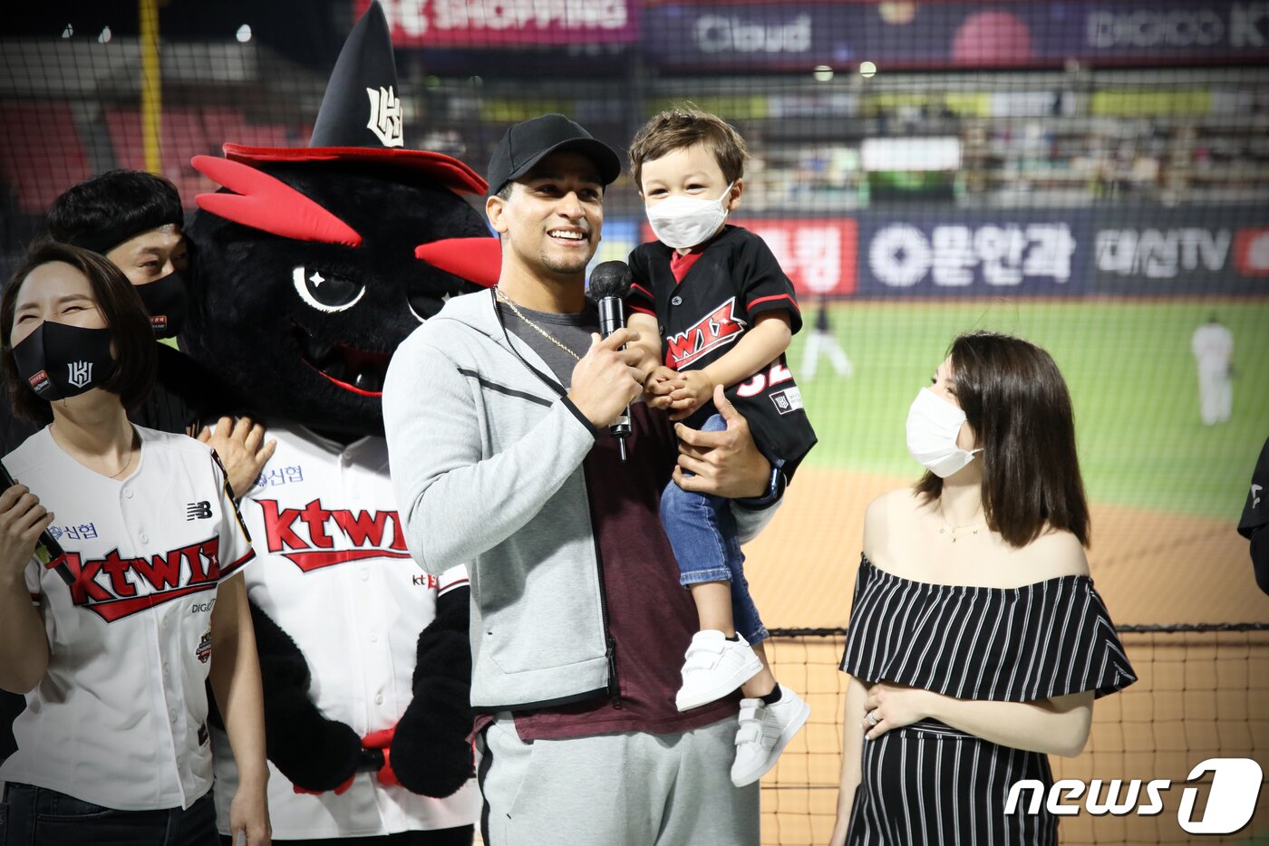 본문 이미지 - 윌리엄 쿠에바스(KT 위즈)가 18일 열린 2022 신한은행 SOL KBO리그 LG 트윈스와의 경기에서 5회 클리닝 타임 때 1루 단상에 올라 팬들에게 인사하고 있다. (KT 제공) ⓒ 뉴스1