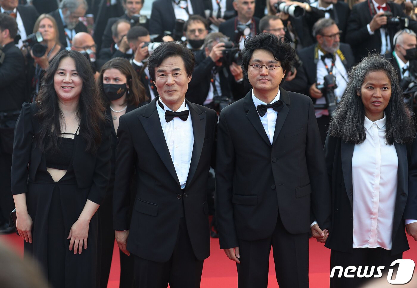 본문 이미지 - 제75회 칸 국제영화제 개막일인 17일 오후(현지시간) 프랑스 남부 칸 팔레 데 페스티벌(Palais des Festivals)에서 개막식 및 개막작 ‘파이널 컷’(Coupez!)가 열려 아내와 함께 참석한 배우 오광록(왼쪽 두번째)이 레드카펫을 지나고 있다. 배우 오광록은 ‘ALL the People I’ll Never Be’(RETOUR &Agrave; SEOUL)의 주연배우로 이번 영화제에 주목할만한 시전 부문으로 초청됐다. 2022.05.18/뉴스1. ⓒ News1 이준성 프리랜서기자