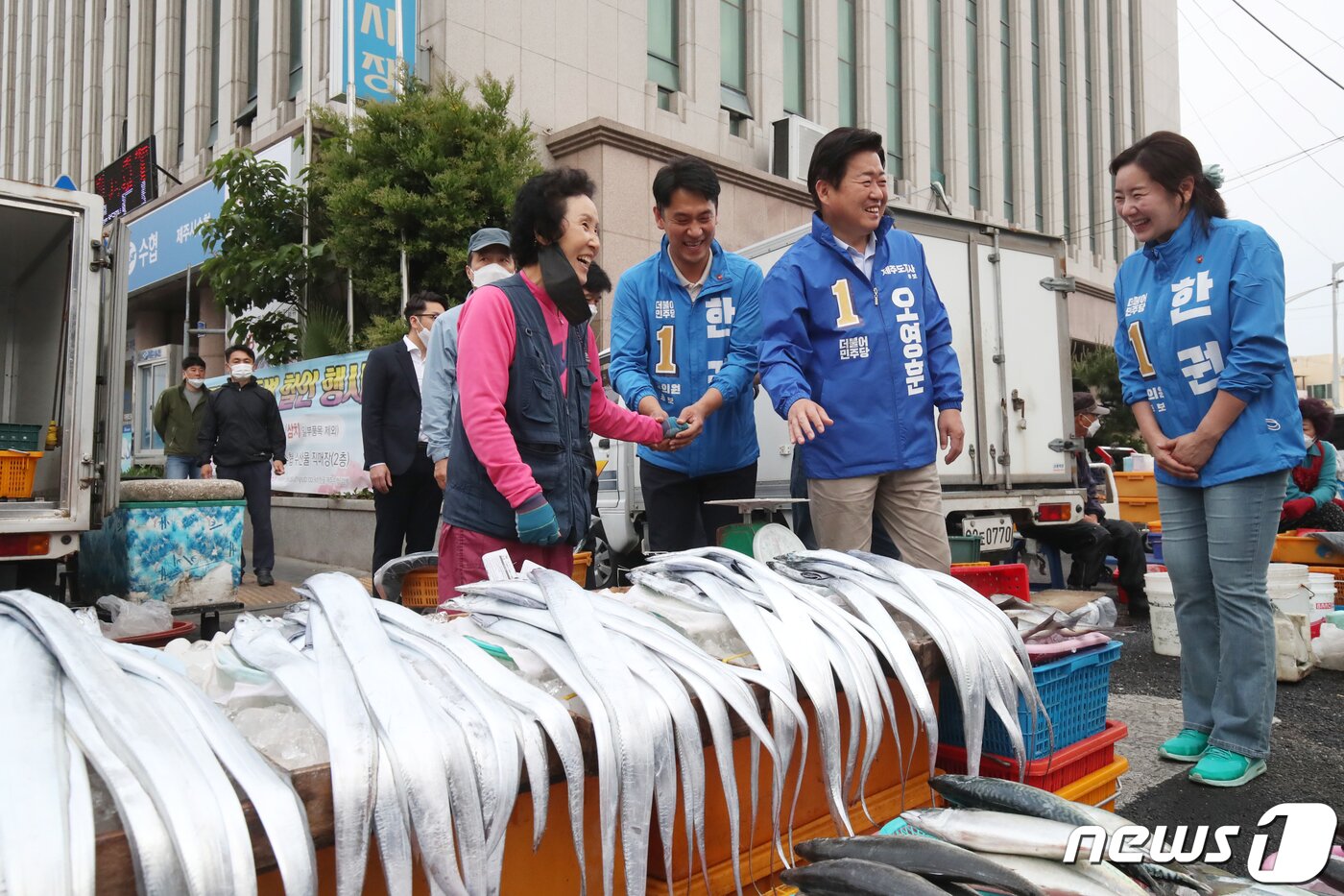 본문 이미지 - 6·1 지방선거 공식 선거운동 첫날인 19일 오전 더불어민주당 오영훈 제주도지사 후보가 제주시수협수산물공판장에서 시민들과 인사를 나누고 있다. 2022.5.19/뉴스1 ⓒ News1 오현지 기자