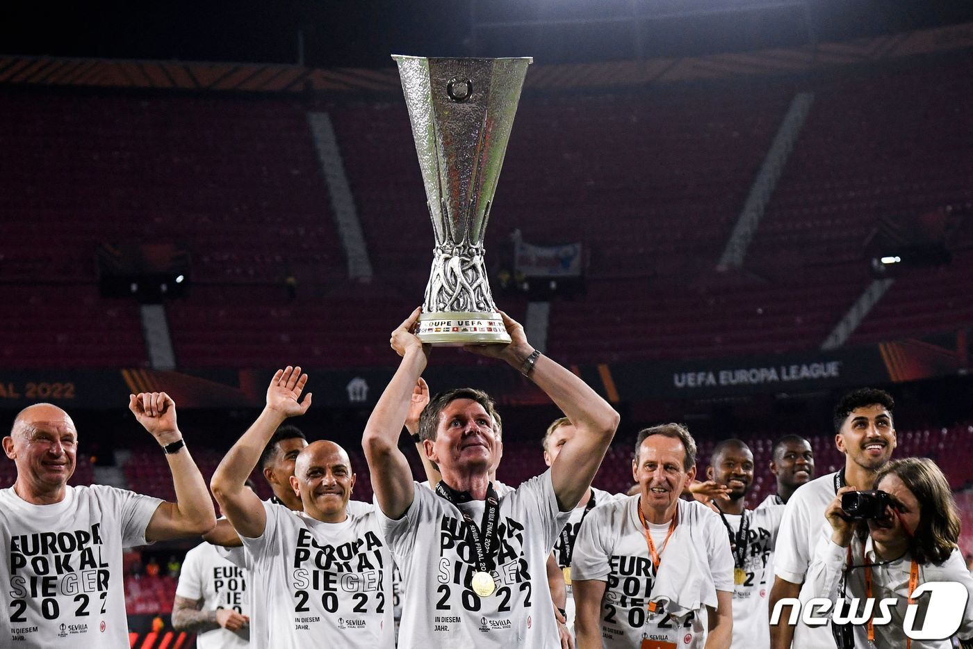 본문 이미지 - UEL 우승을 차지한 프랑크푸르트 ⓒ AFP=뉴스1