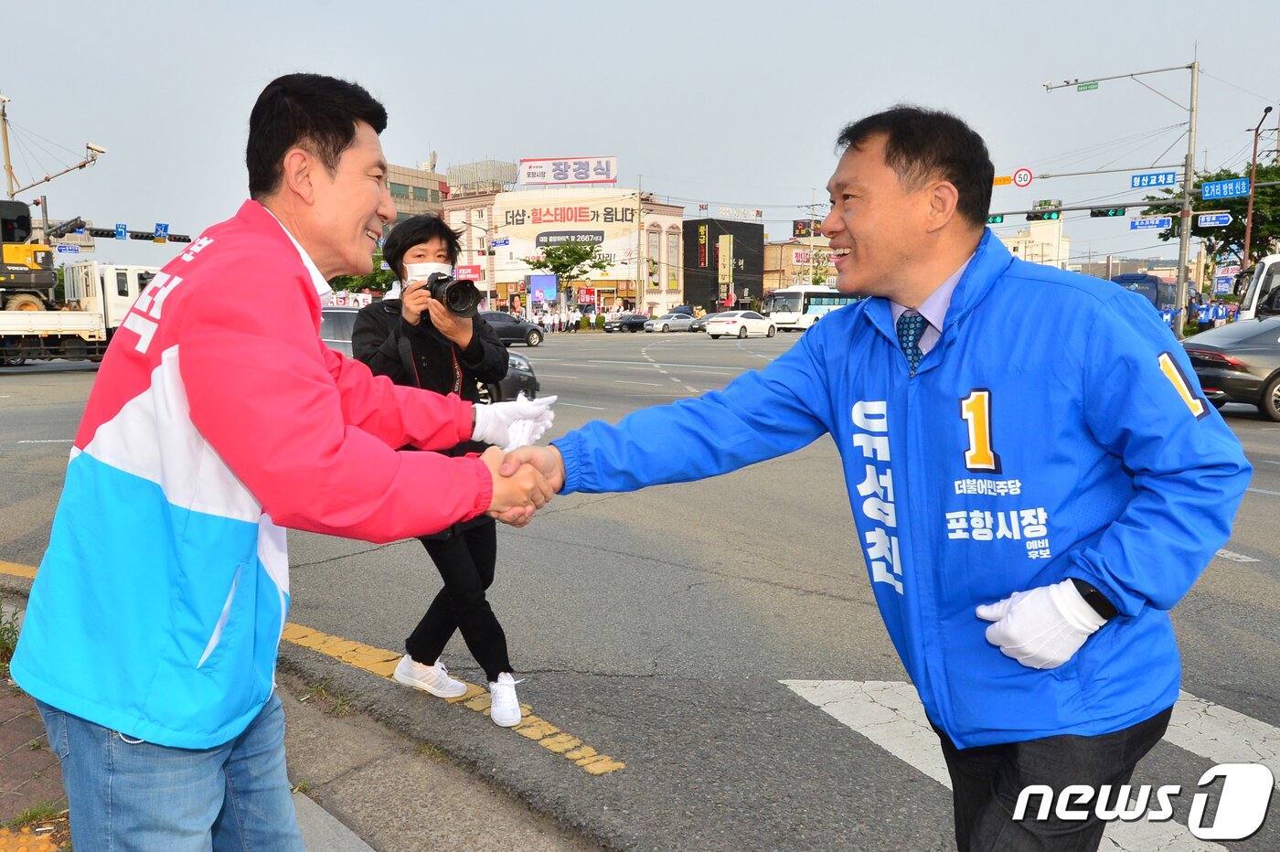 본문 이미지 - 6·1지방선거 선거운동 첫날인 19일 경북 포항시 남구 형산강 교차로에서 더불어민주당 포항시장 유성찬 후보와 국민의힘 이강덕 후보가 인사를 나누고 있다. 2022.5.19/뉴스1 ⓒ News1 최창호 기자