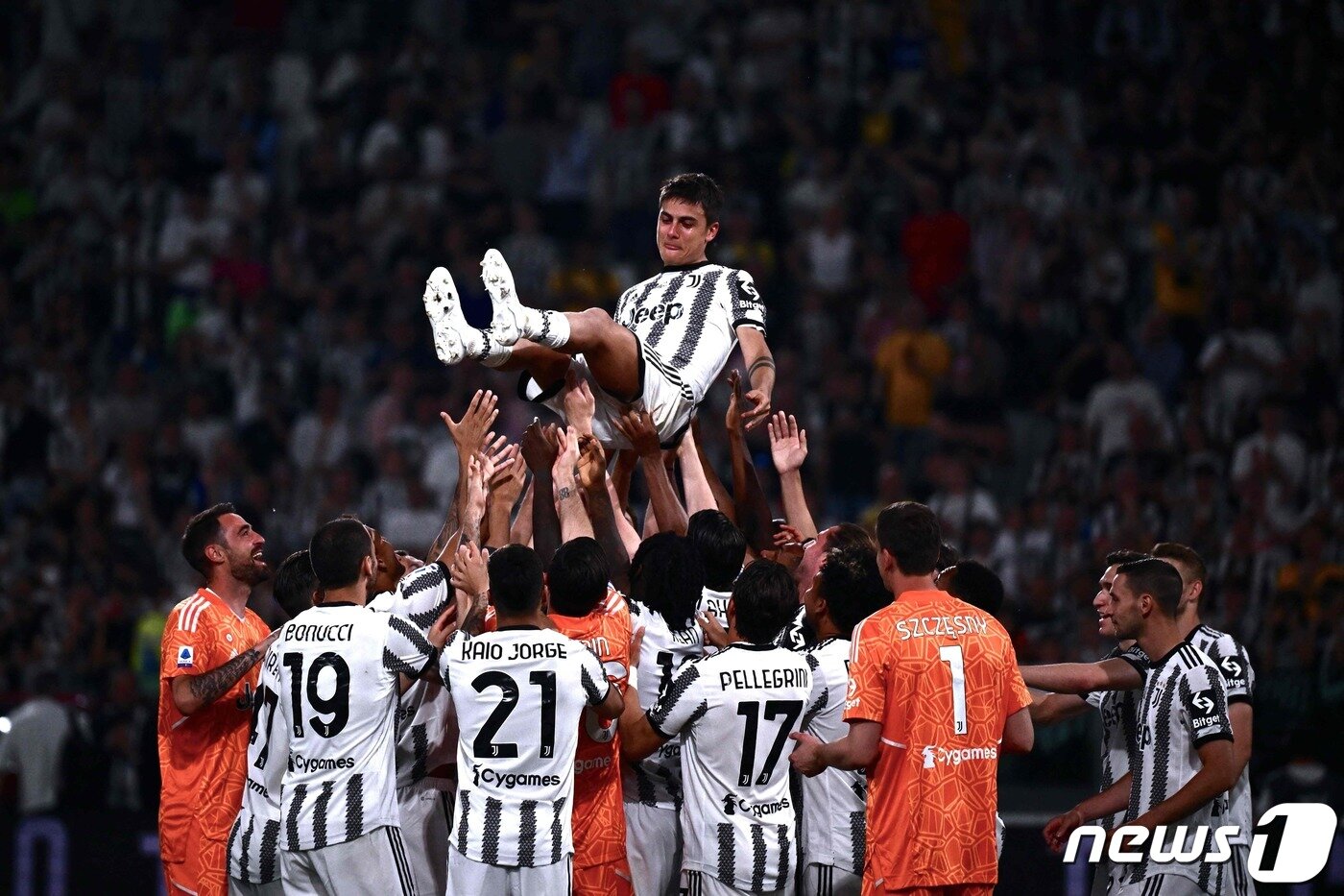 본문 이미지 - 유벤투스 마지막 홈경기에서 동료들의 헹가래를 받았던 파울로 디발라. ⓒ AFP=뉴스1