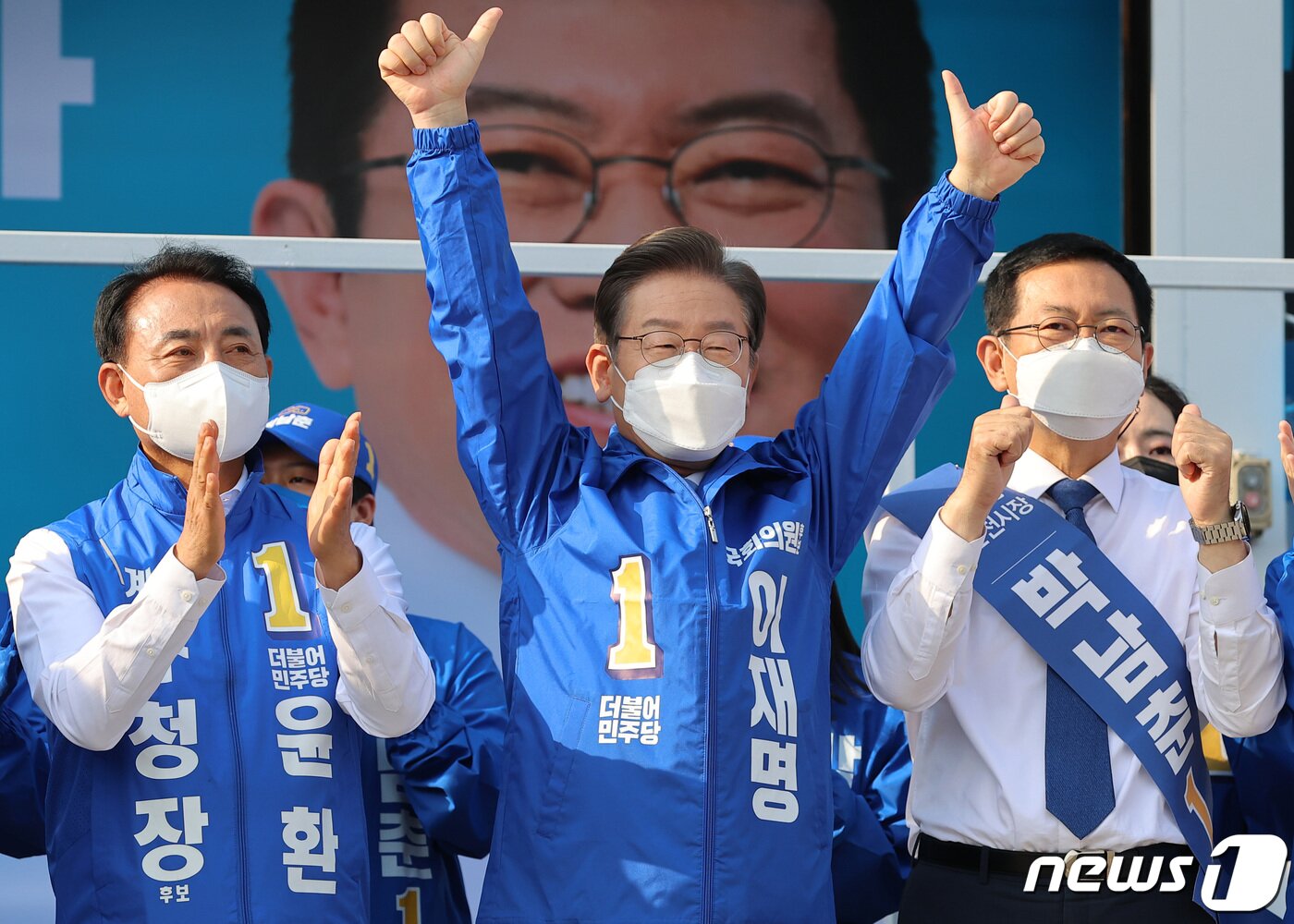 본문 이미지 - 이재명 더불어민주당 총괄선거대책위원장이 19일 오전 인천 계양역 광장에서 열린 인천 선거대책위원회 출정식에서 시민들을 향해 인사하고 있다. 2022.5.19/뉴스1 ⓒ News1 국회사진취재단