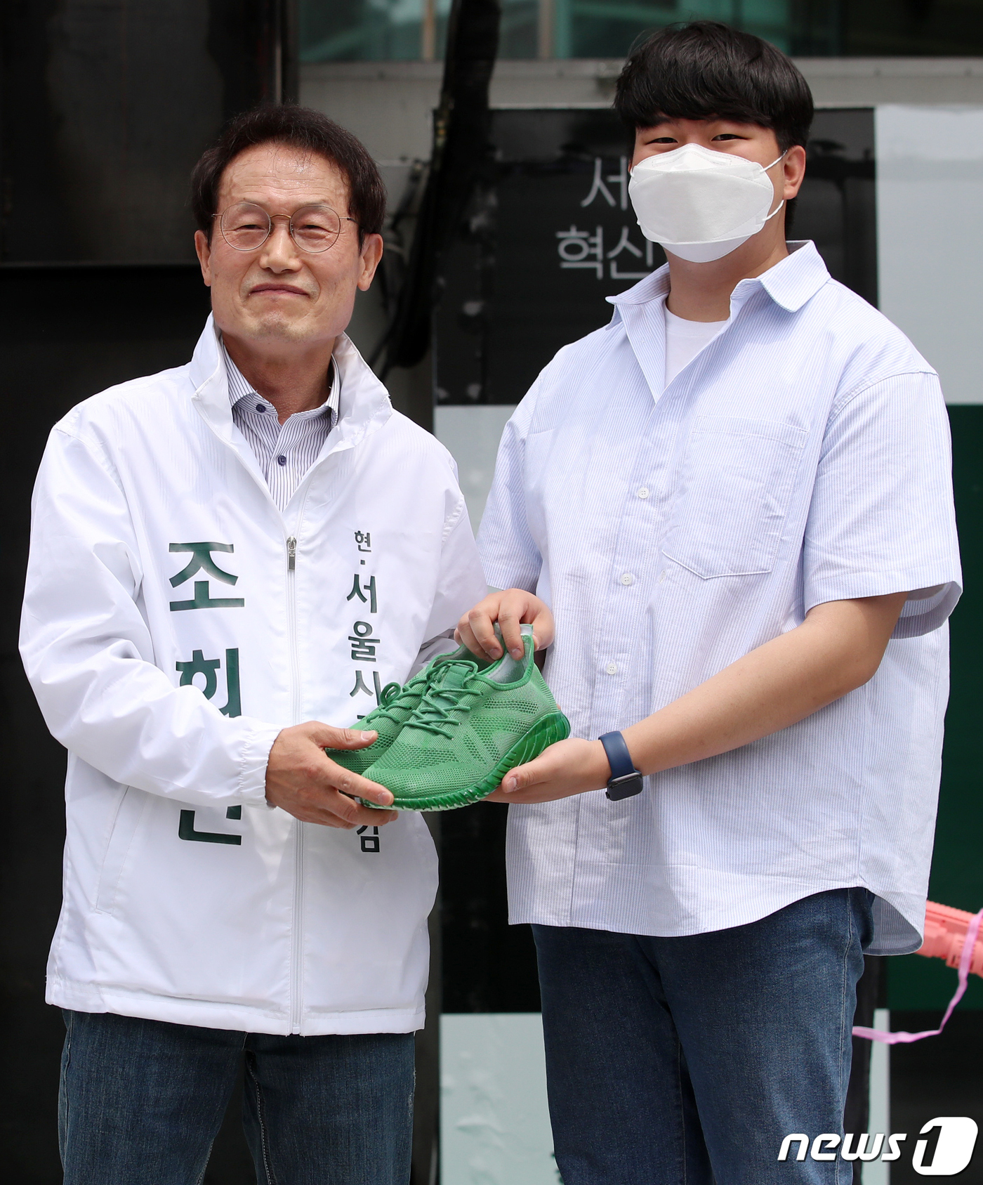 (서울=뉴스1) 김진환 기자 = 조희연 서울시교육감 후보가 19일 오전 서울 노원역 광장에서 열린 출정식에서 선거운동원과 함께 초록색 운동화를 들고 있다.3선에 도전하는 조 후보는 …