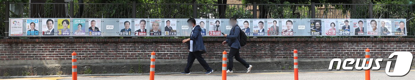 본문 이미지 - 제8회 전국동시지방선거 공식 선거운동 첫날인 19일 서울 종로구 예술가의집 앞에 선거벽보가 부착돼 있다. 2022.5.19/뉴스1 ⓒ News1 이성철 기자