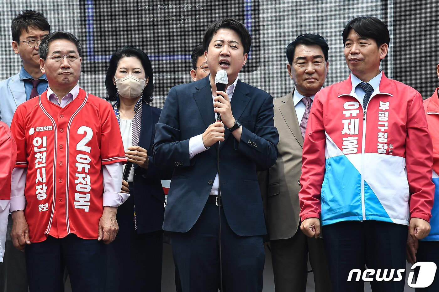 본문 이미지 - 이준석 국민의힘 상임선대위원장이 19일 인천시 부평구 부평 문화의 거리에서 열린 ‘국민의힘 희망 인천 출정식’에서 6·1 전국동시지방선거 지지 연설을 하고 있다. 앞줄 왼쪽부터 유정복 인천시장 후보, 이 대표, 유제홍 부평구청장 후보. 2022.5.19/뉴스1 ⓒ News1 국회사진취재단