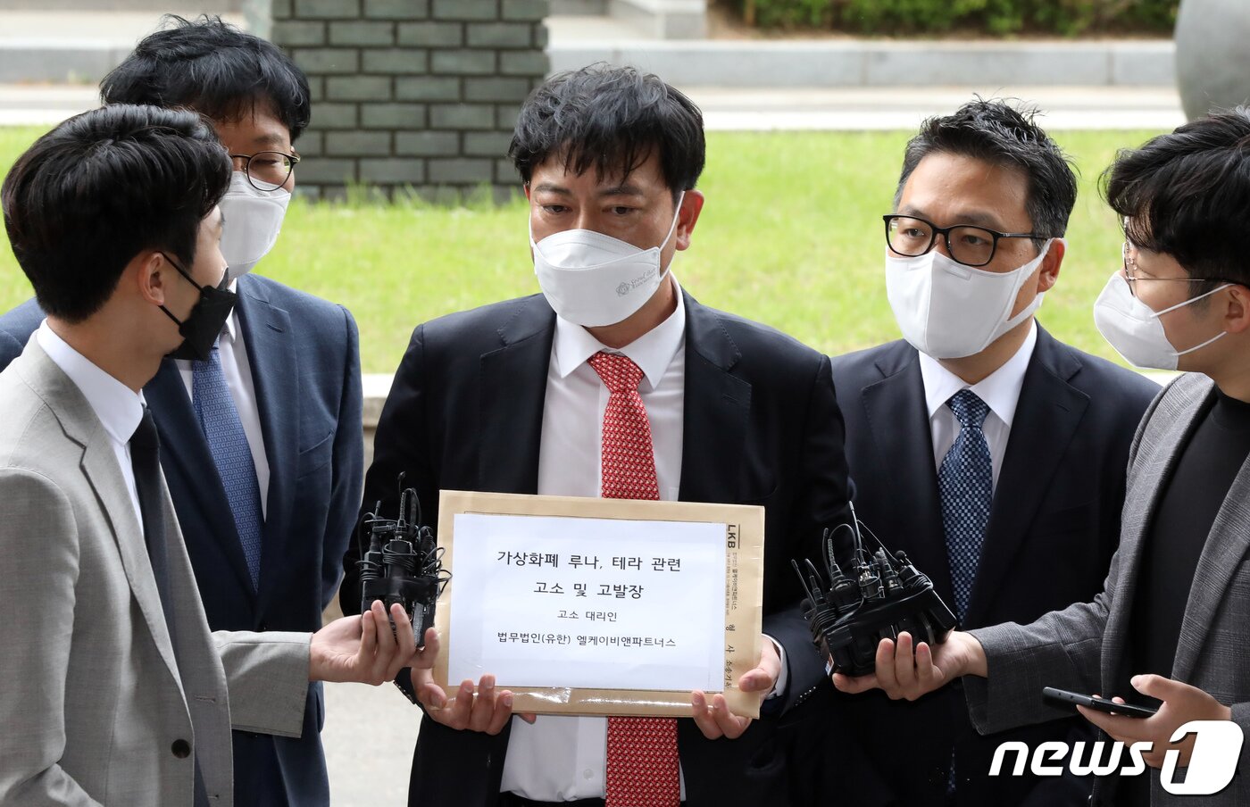 본문 이미지 - 법무법인 엘케이비앤파트너스 김종복 대표 변호사&#40;가운데&#41;가 19일 서울 양천구 서울남부지방검찰청 금융·증권범죄합동수사단으로 테라 및 루나 가상자산 피해자들을 대리해 고소·고발장 접수에 앞서 취재진과 인터뷰를 하고 있다. 2022.5.19/뉴스1 ⓒ News1 장수영 기자