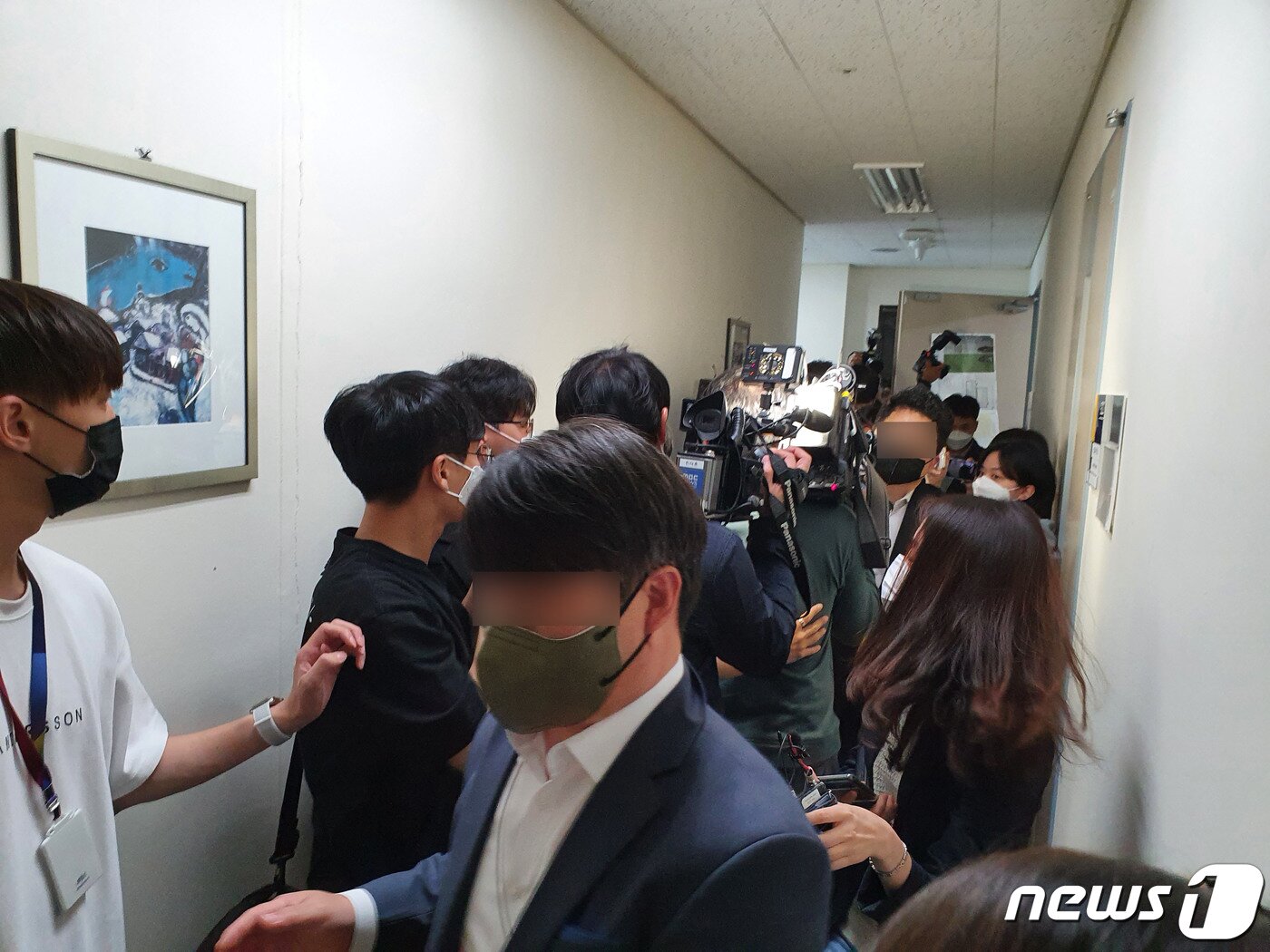 본문 이미지 - 19일 한양대학교에서 백운규 전 장관의 사무실을 압수수색한 검찰 관계자들이 사무실을 나서고 있다. 2022.05.19./뉴스1 ⓒ News1 김정현 기자