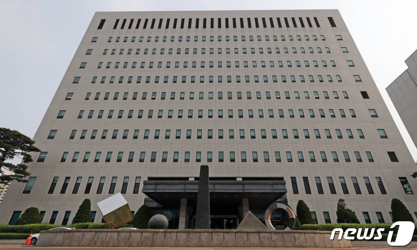 본문 이미지 - 19일 금융·증권범죄합동수사단이 위치한 서울남부지방검찰청의 모습. 한동훈 법무부 장관은 지난 18일 부활시킨 금융·증권범죄합동수사단의 1호 수사는 가상자산 테라·루나 폭락 사건이 될 것으로 예측되고 있다. 2022.5.19/뉴스1 ⓒ News1 장수영