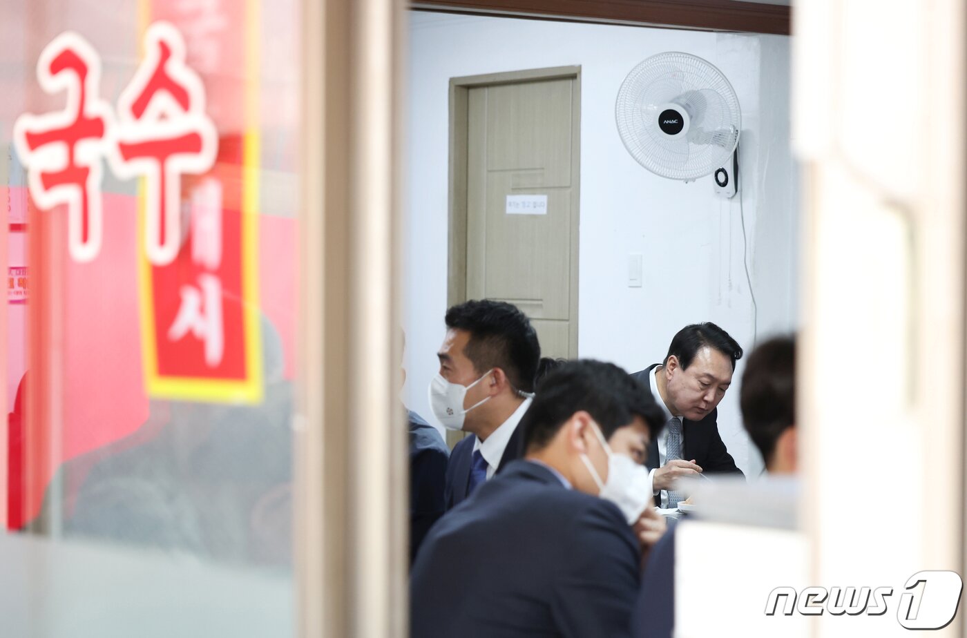 본문 이미지 - 윤석열 대통령이 19일 오후 용산 대통령실 청사 인근 식당에서 오찬을 하고 있다. (대통령실 제공) 2022.5.19/뉴스1 ⓒ News1 오대일 기자