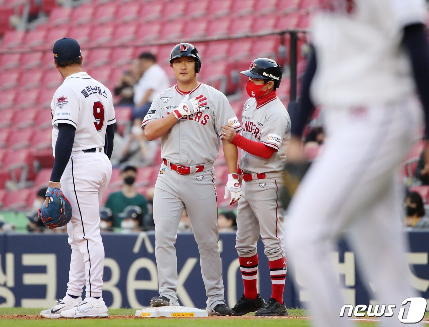 본문 이미지 - 19일 오후 서울 송파구 잠실야구장에서 열린 프로야구 '2022 신한은행 SOL KBO리그' SSG랜더스와 두산베어스의 경기, SSG 하재훈 2회초 1사 1,3루에서 적시타를 친 후 세리머니를 하고 있다. 2022.5.19/뉴스1 ⓒ News1 김진환 기자