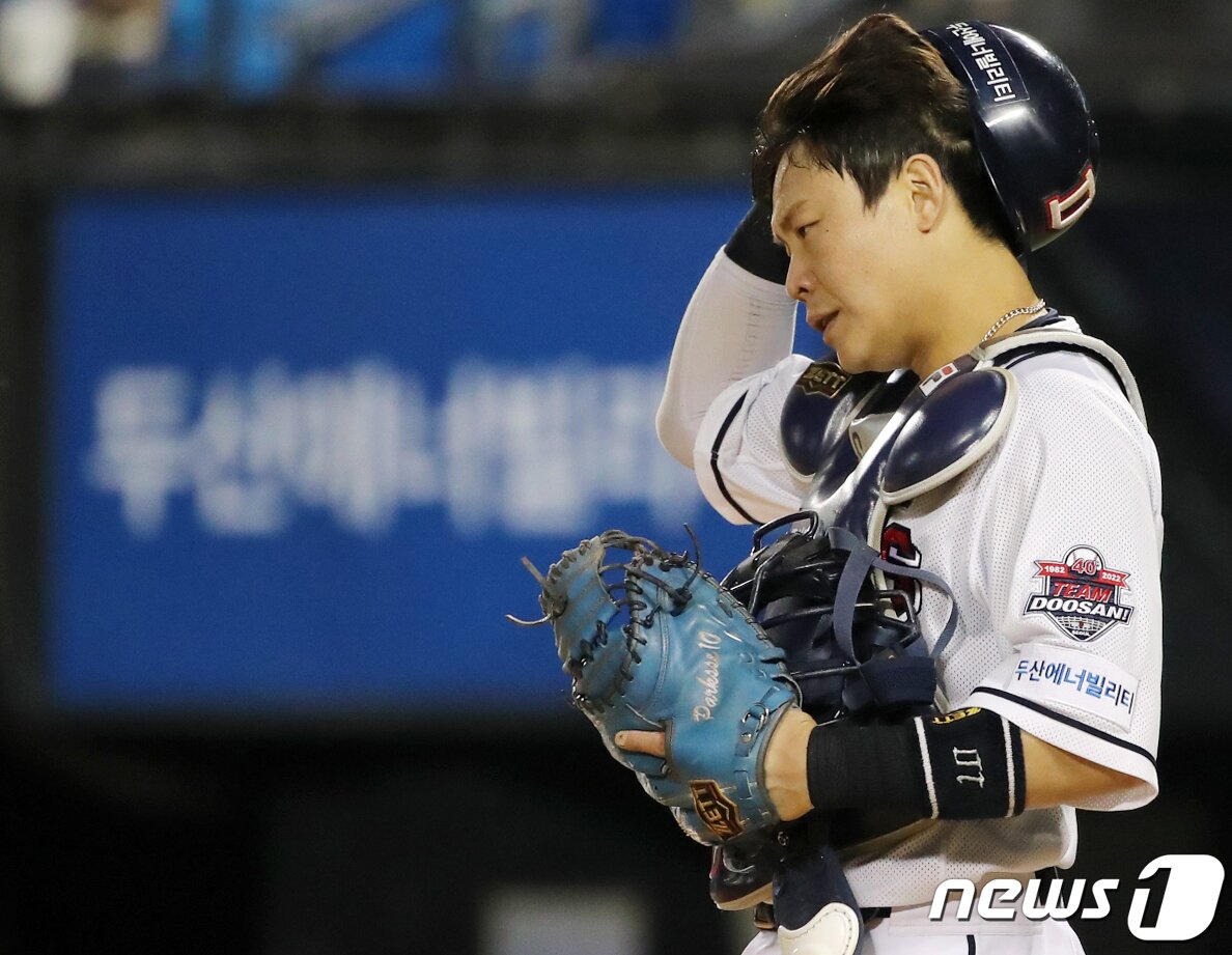 본문 이미지 - 19일 오후 서울 송파구 잠실야구장에서 열린 프로야구 '2022 신한은행 SOL KBO리그' SSG랜더스와 두산베어스의 경기, 두산 포수 박세혁이 4회초 1사 만루에서 박정수의 폭투를 잡지 못하며 실점을 허용 후 아쉬워하고 있다. 2022.5.19/뉴스1 ⓒ News1 김진환 기자