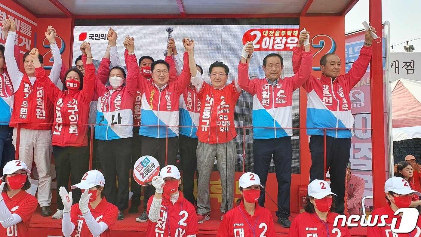 본문 이미지 - 국민의힘 이장우 대전시장 후보(가운데)와 진동규 유성구청장 후보, 유성지역 시·구의원 후보들이 6·1지방선거 공식 선거운동 첫날인 19일 유성 5일장에서 합동유세를 갖고 있다. (진동규 후보 제공) ⓒNews1 