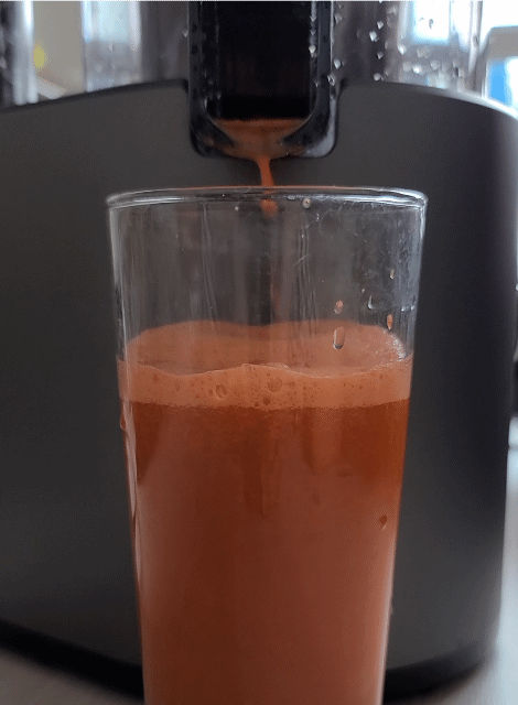 본문 이미지 - 휴롬 원액기 H300에서 당근 주스가 만들어지는 모습 ⓒ 뉴스1 조현기 기자