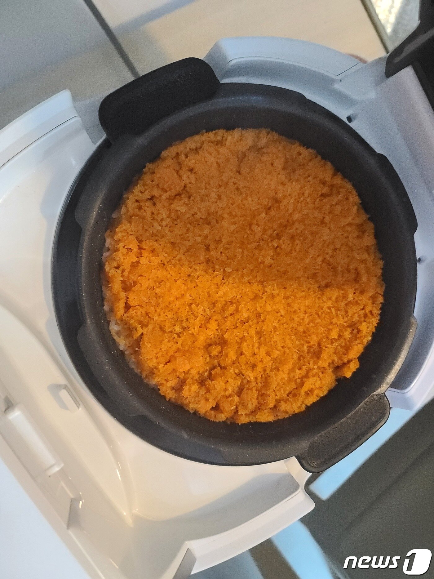 본문 이미지 - 휴롬 H300 원액기에서 나온 당근을 활용해 만든 당근밥 ⓒ 뉴스1 조현기 기자