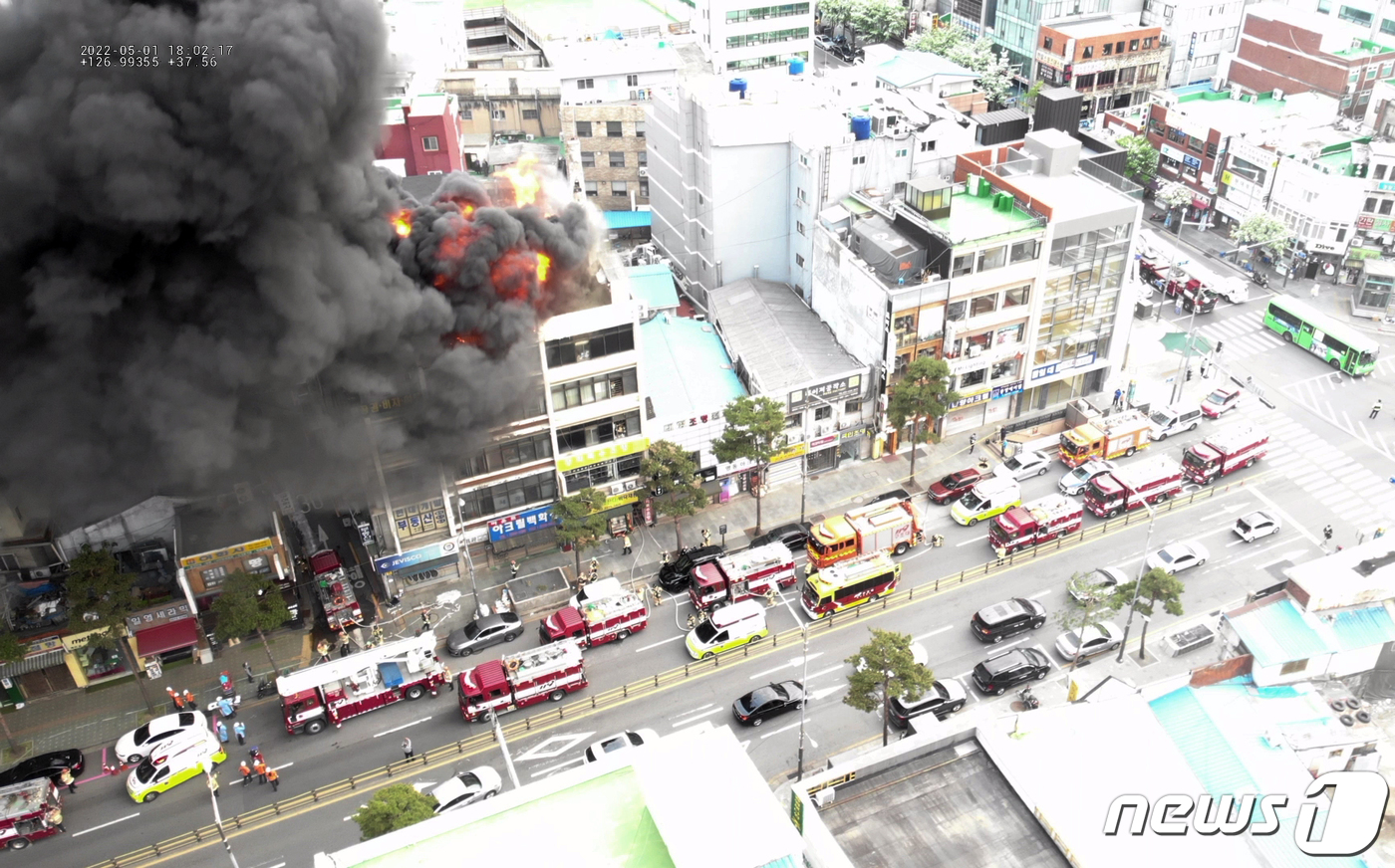 (서울=뉴스1) = 1일 오후 5시 43분께 서울지하철 을지로3가역 인근 5층짜리 상가 건물 옥상에서 불이나 출동한 소방대원들이 진화작업을 벌이고 있다. 소방당국에 따르면 불은 오 …