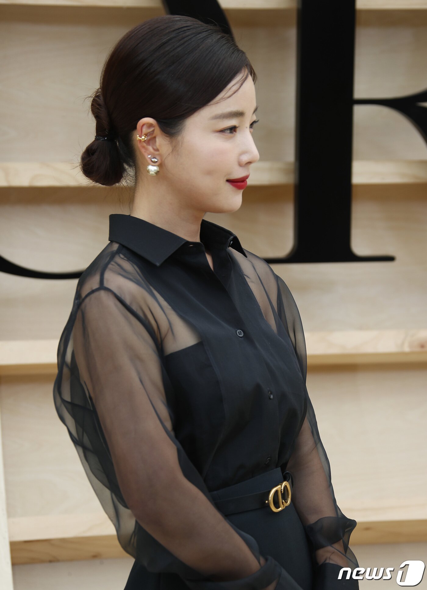 본문 이미지 - 배우 기은세가 30일 서울 서대문구 이화여자대학교에서 열린 ‘디올(DIOR) 한국 최초 2022 가을 여성 컬렉션’에 참석해 은은한 미소를 짓고 있다. ⓒ News1 권현진 기자