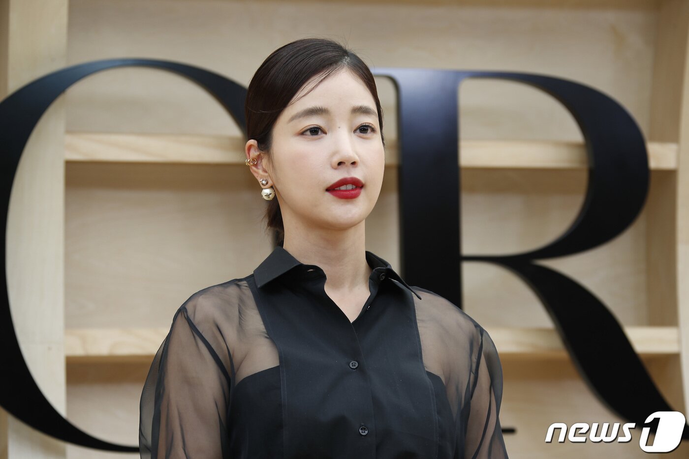 본문 이미지 - 배우 기은세가 30일 서울 서대문구 이화여자대학교에서 열린 ‘디올(DIOR) 한국 최초 2022 가을 여성 컬렉션’에 참석해 우아한 매력을 발산하고 있다. ⓒ News1 권현진 기자