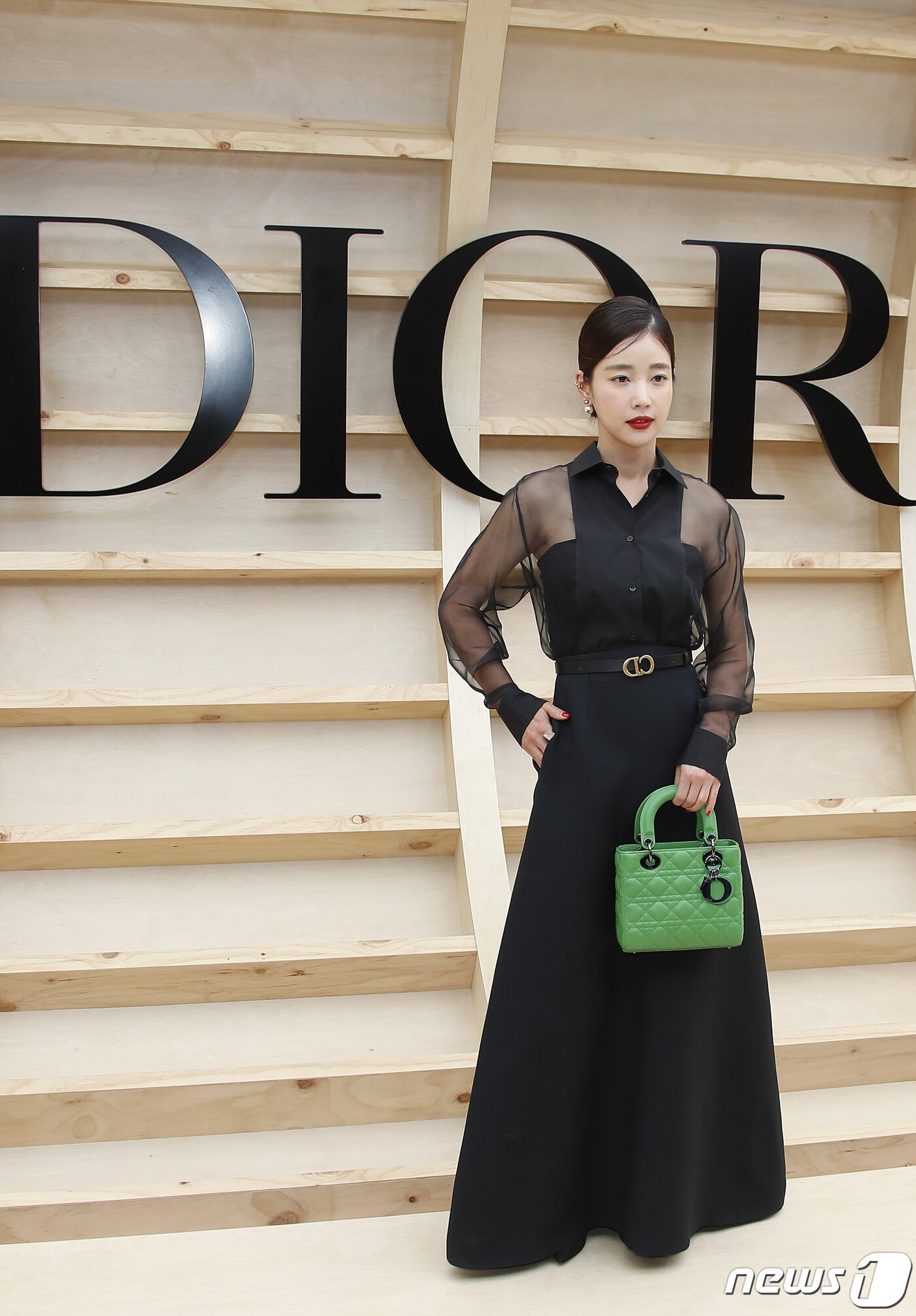 본문 이미지 - 배우 기은세가 30일 서울 서대문구 이화여자대학교에서 열린 ‘디올(DIOR) 한국 최초 2022 가을 여성 컬렉션’에 참석해 매혹적인 포즈를 취하고 있다. ⓒ News1 권현진 기자