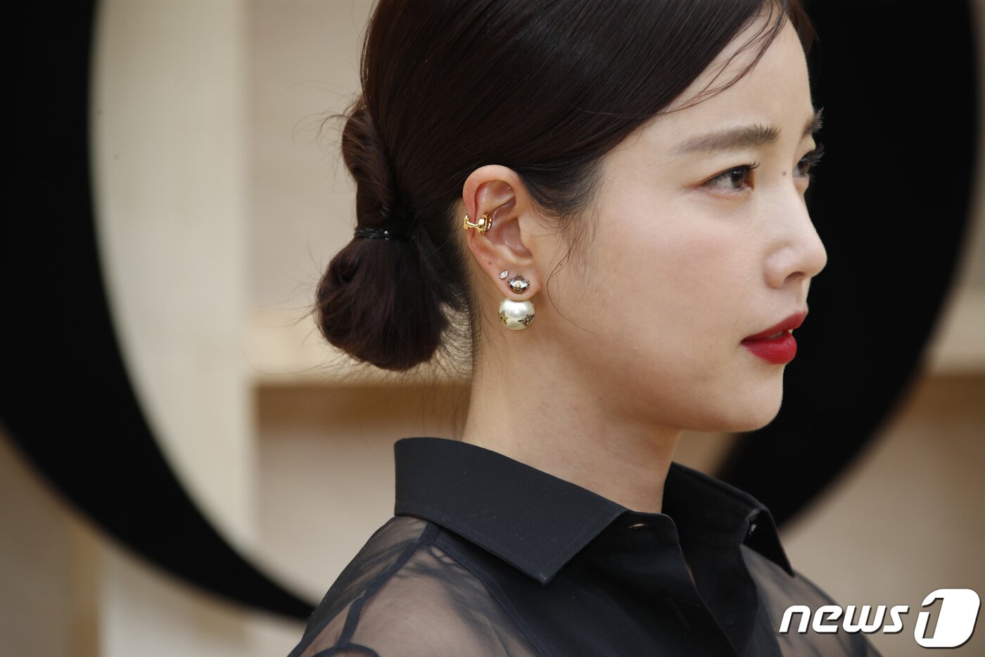 본문 이미지 - 배우 기은세가 30일 서울 서대문구 이화여자대학교에서 열린 ‘디올(DIOR) 한국 최초 2022 가을 여성 컬렉션’에 참석해 매력을 발산하고 있다. ⓒ News1 권현진 기자